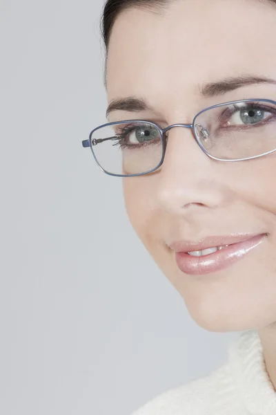Close-up de uma bela jovem com óculos — Fotografia de Stock