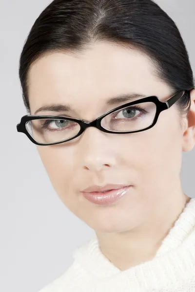 Primo piano di una bella giovane donna con gli occhiali — Foto Stock