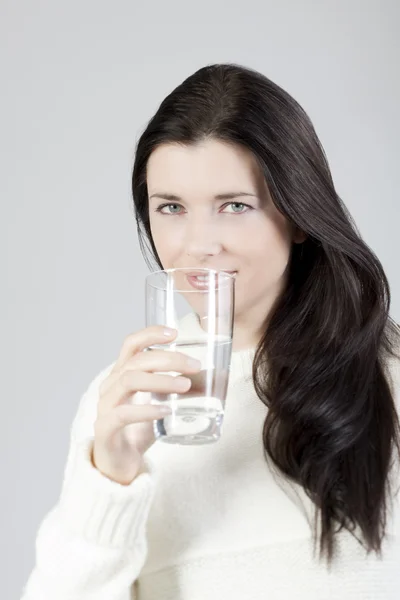 Jonge vrouw drinkwater — Stockfoto