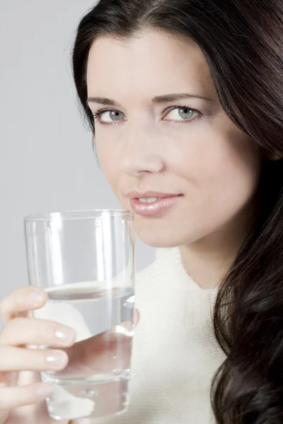 물을 마시는 젊은 여자 — 스톡 사진
