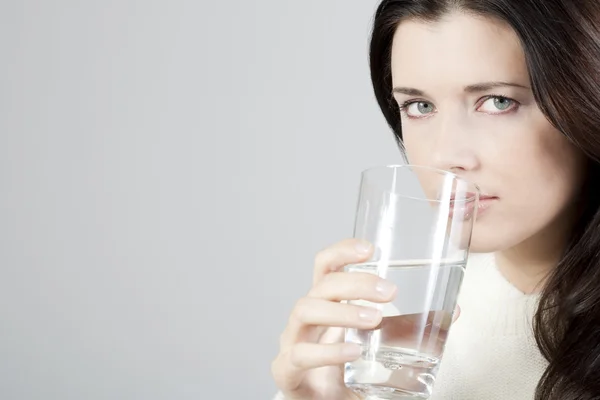 若い女性が水を飲んで — ストック写真