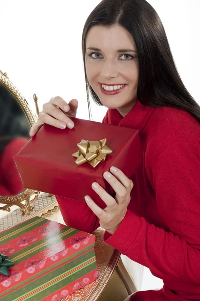 Vonzó younf nő, a karácsonyi ajándékokat — Stock Fotó