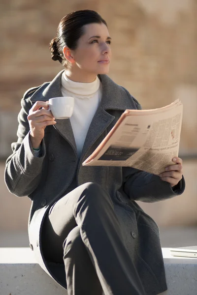Krant en koffie — Stockfoto