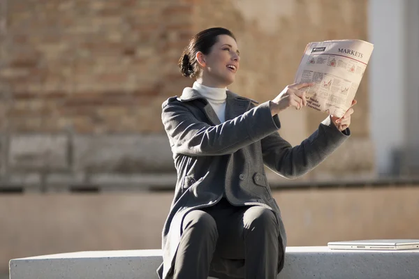 Affärskvinna läser en tidning — Stockfoto