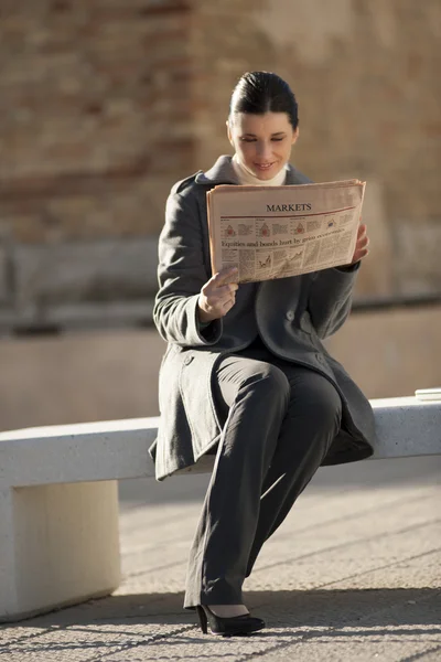 休息与报纸的年轻女商人 — 图库照片