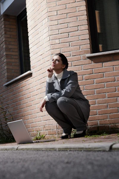Joven mujer de negocios con cuaderno, al aire libre — Foto de Stock