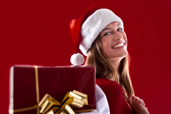 선물과 함께 웃는 산타 소녀 — 스톡 사진