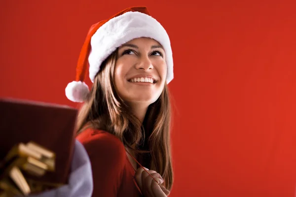 Uśmiechnięte dziewczyny santa z darów — Zdjęcie stockowe