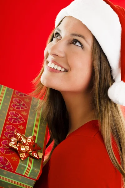 Санта-девочка с подарком — стоковое фото