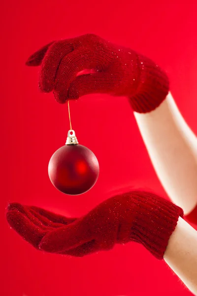 クリスマスの飾りを持っている手します。 — ストック写真