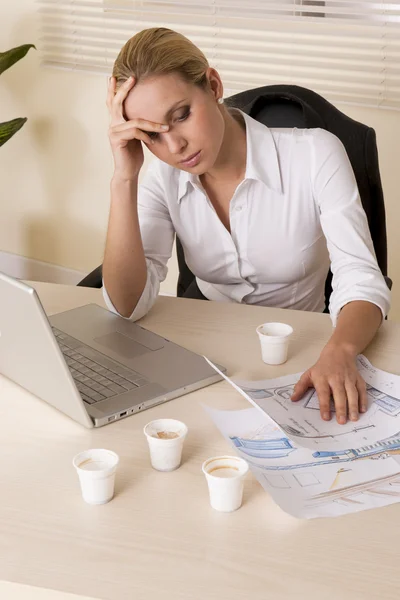 Empresária stressada / cansada — Fotografia de Stock
