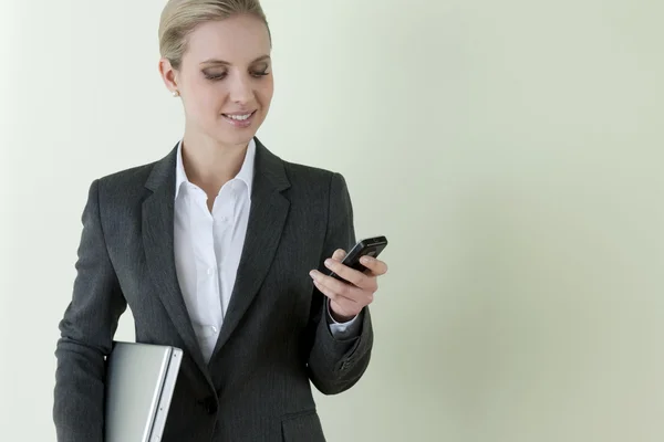 Бізнес-леді з ноутбуком і мобільним телефоном — стокове фото