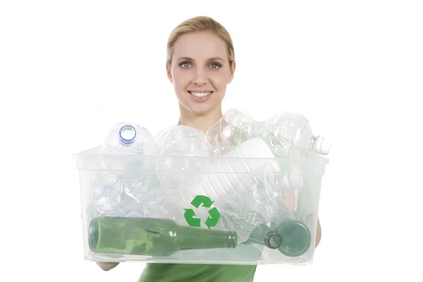 Šťastná mladá žena s recyklace bin — Stock fotografie