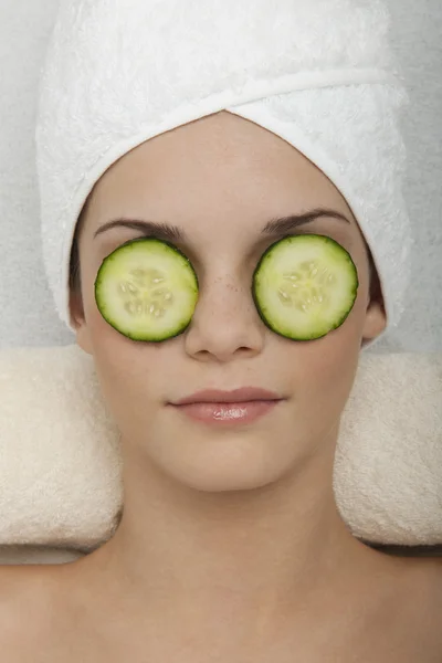 Eyes Treatment with Cucumber — Stock Photo, Image