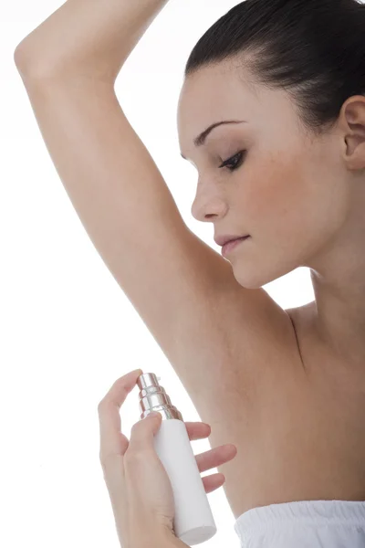 Mulher aplicando perfume — Fotografia de Stock