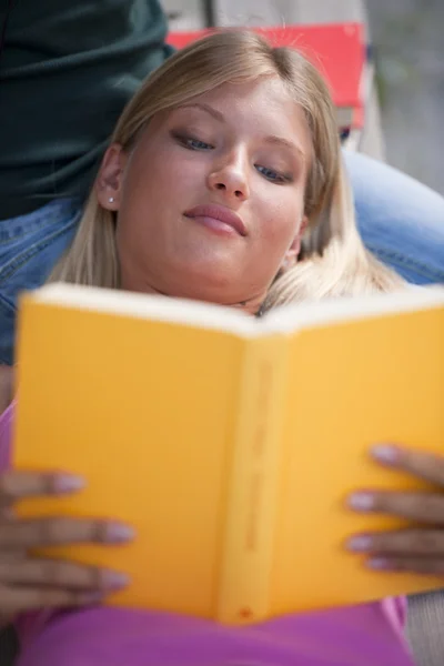 Читання і розслабитися — стокове фото