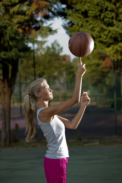 Przędzenia koszykówki — Zdjęcie stockowe