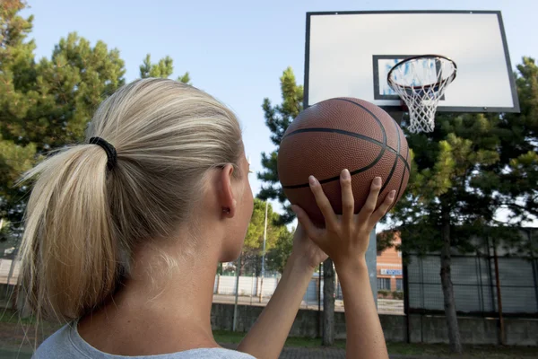 Jovem mulher jogando basquete — Fotografia de Stock