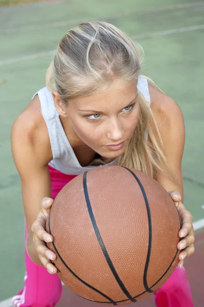 Mujer joven jugando baloncesto — Foto de Stock