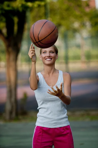 회전 하는 농구 — 스톡 사진