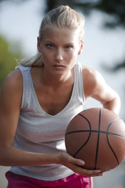Jugador de baloncesto determinado — Foto de Stock