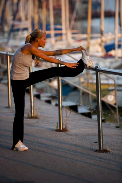 Stretching voordat joggen — Stockfoto
