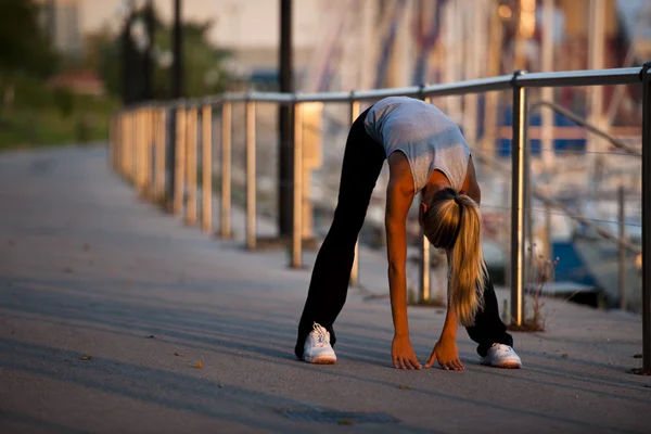 Stretching voordat joggen — Stockfoto