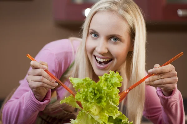 Készül salátával — Stock Fotó