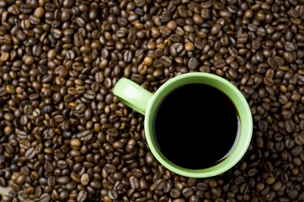 Kaffeetasse auf Kaffeebohnen — Stockfoto