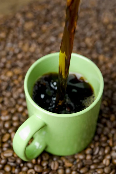 Kaffee einschenken — Stockfoto
