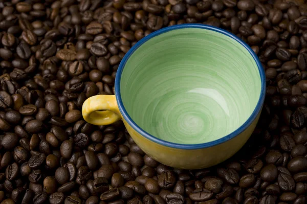Leere Kaffeetasse mit Kaffeebohnen — Stockfoto