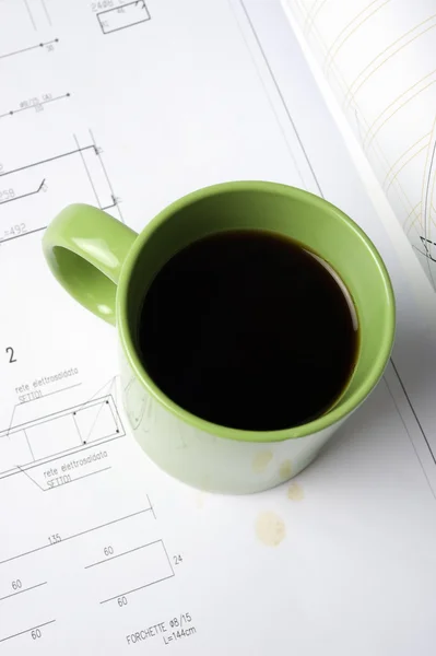 Кофейная чашка на чертежах — стоковое фото
