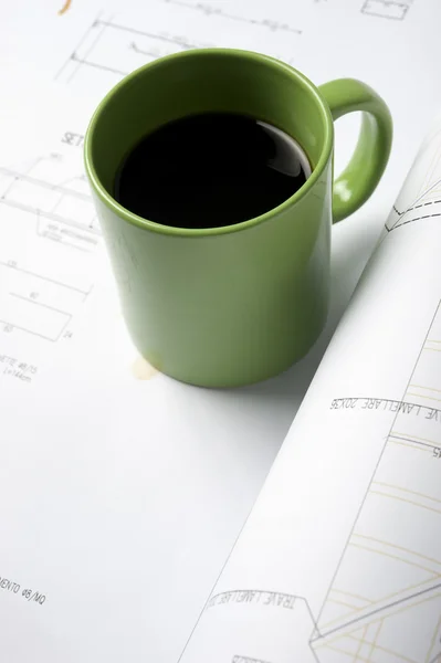 Tazza di caffè su cianografie — Foto Stock