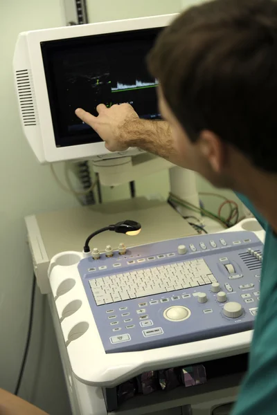 Γιατρός χρησιμοποιεί υπερήχων μηχάνημα — Φωτογραφία Αρχείου