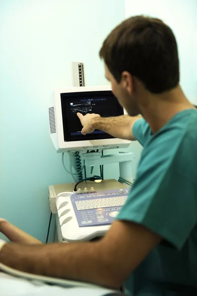 Γιατρός χρησιμοποιεί υπερήχων μηχάνημα — Φωτογραφία Αρχείου