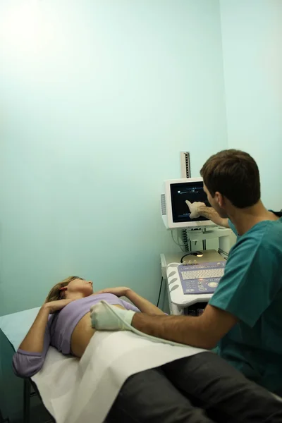 Doktor ultrason makinesi kullanma — Stok fotoğraf