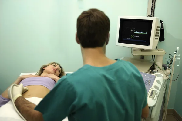 Doctor using ultrasound machine — Stock Photo, Image