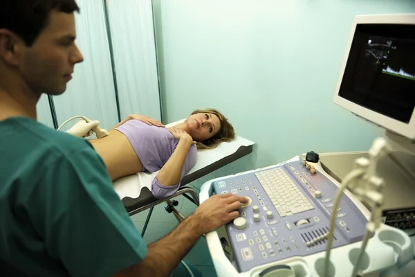 Doctor using ultrasound machine — Stock Photo, Image