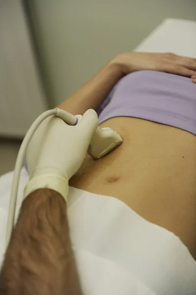Läkare använder ultraljud maskin — Stockfoto
