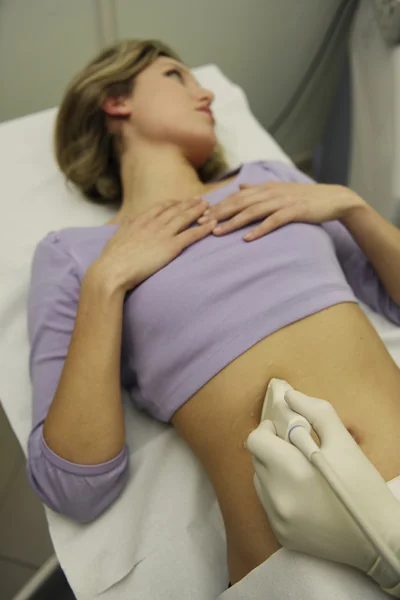 Lékař pomocí ultrazvuku stroj — Stock fotografie