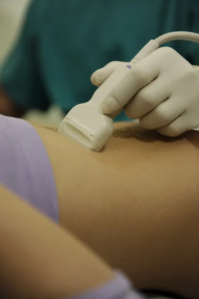 Médecin utilisant une machine à ultrasons — Photo