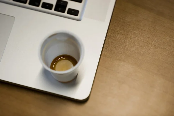 Kaffekopp och laptop — Stockfoto