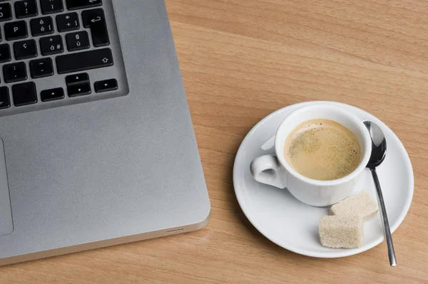 Kaffekopp och laptop — Stockfoto