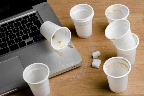 Kaffee wird auf Laptop abgeworfen — Stockfoto