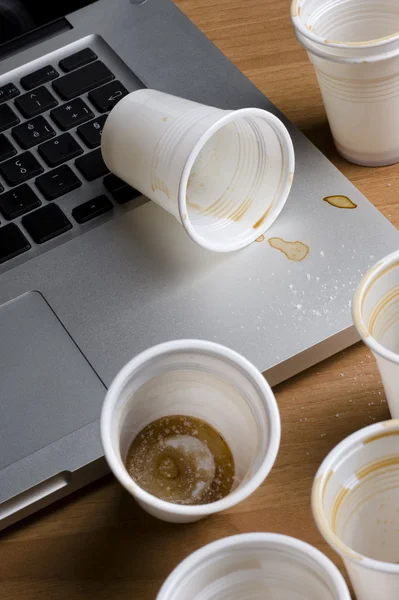 Caffè caduto sul computer portatile — Foto Stock