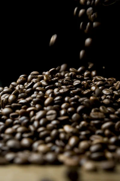 La caída de granos de café — Foto de Stock