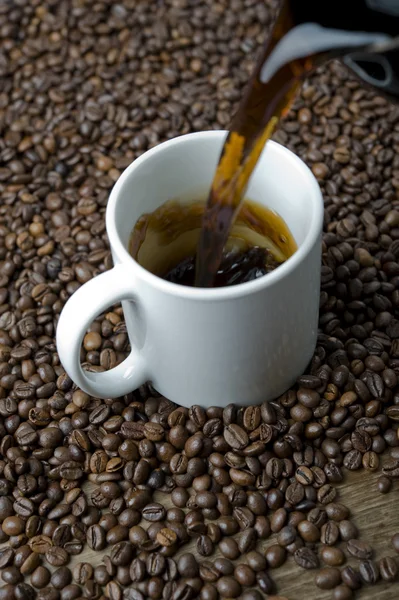 Kaffee einschenken — Stockfoto