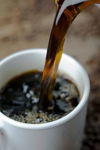 Наливание кофе — стоковое фото