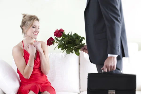Ta emot röda rosserGlad och överraskad kvinna som får röda rosor — Stockfoto