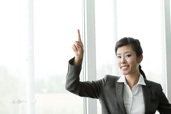 Kinesisk affärskvinna pekar på kopia-utrymme — Stockfoto